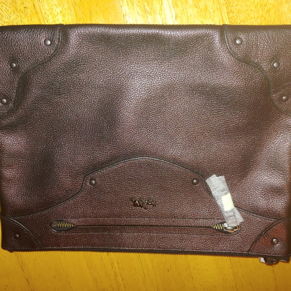 Rivets Large Folio in Leather (COACH F52419)